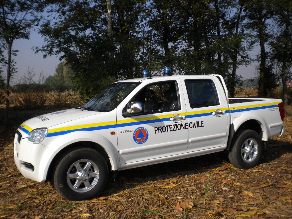 Pick-up della Protezione Civile con livrea adesiva rifrangente gialla e blu